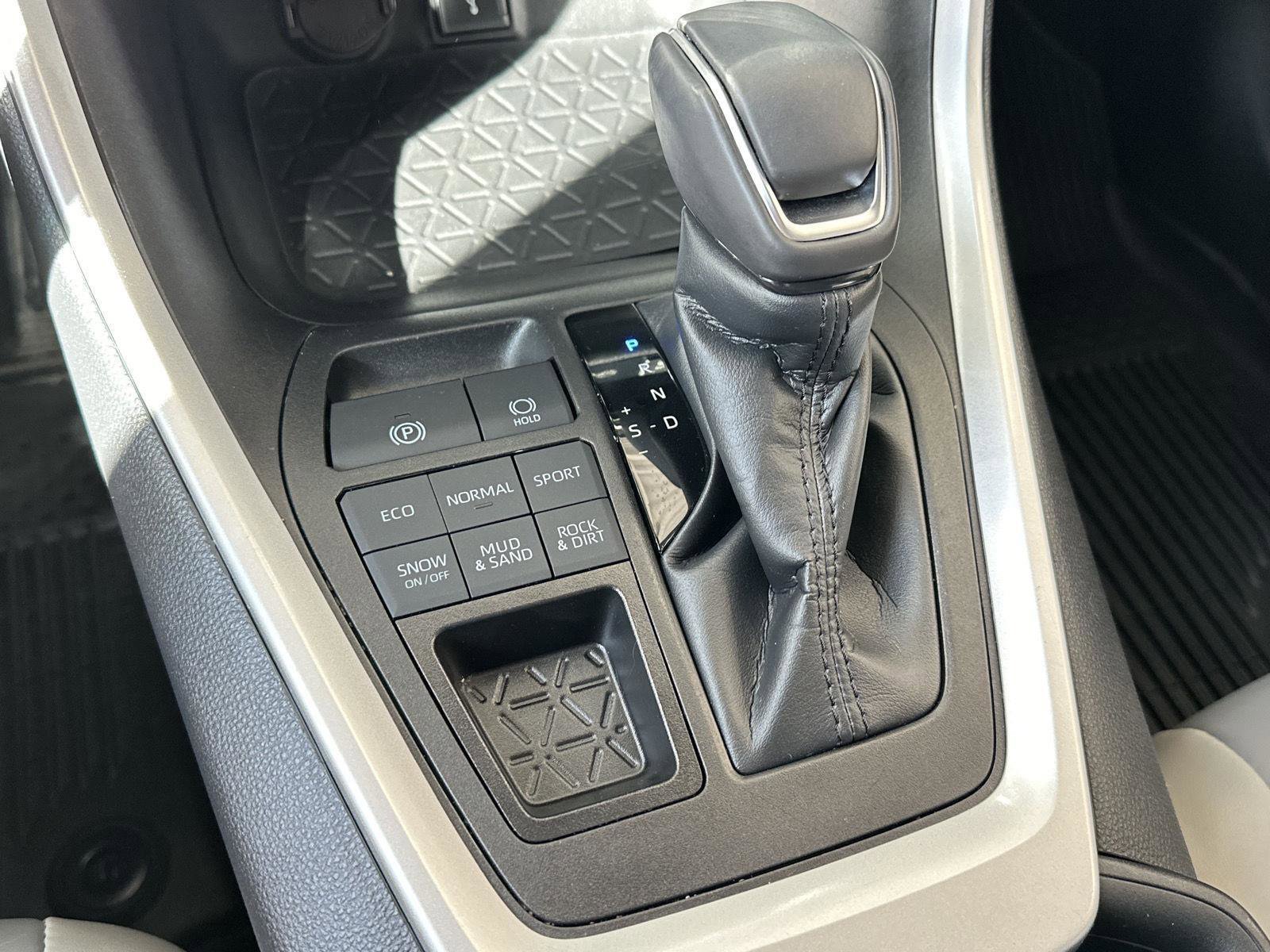 Used 2022 Toyota RAV4 XLE Premium image 21