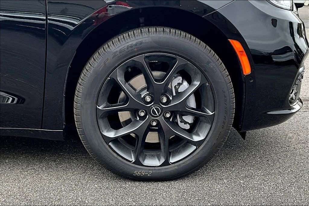 New 2026 Chrysler Pacifica Limited w/ S Appearance Package image 10