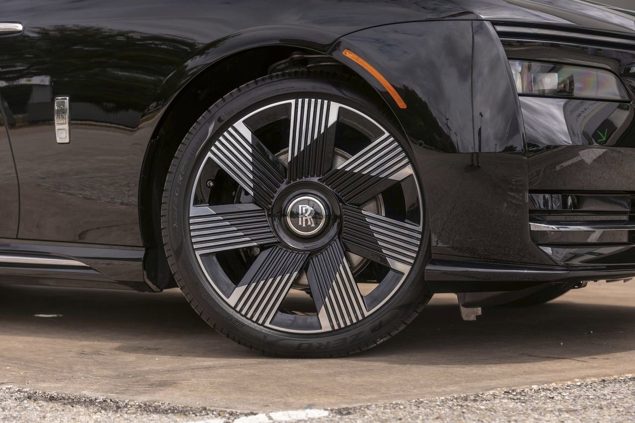 New 2026 Rolls-Royce Spectre image 3