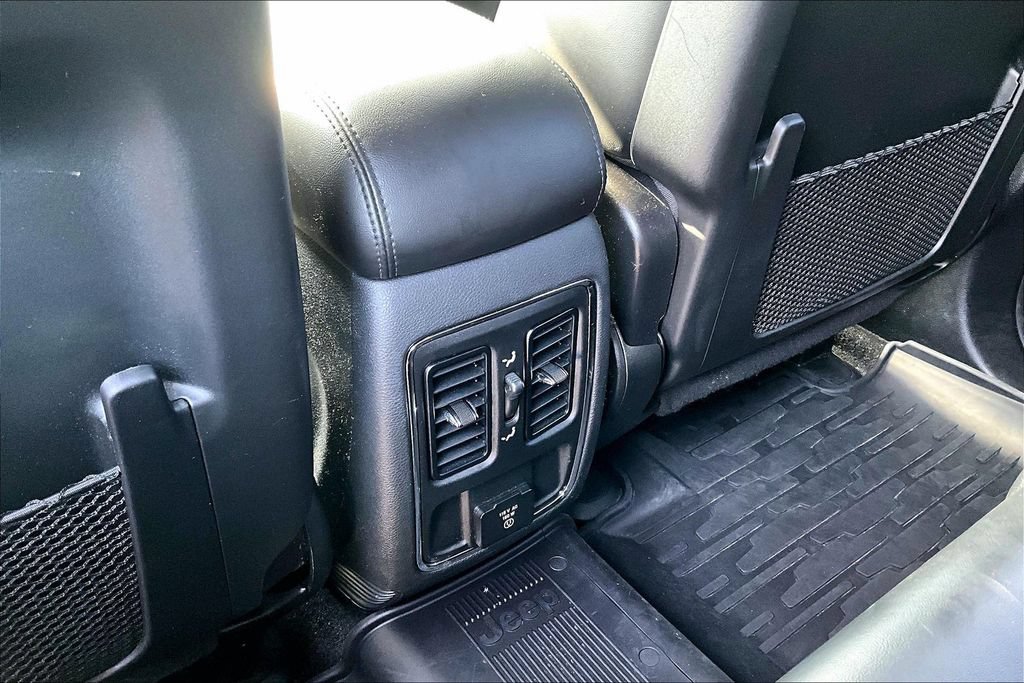 Used 2019 Jeep Grand Cherokee Altitude AWD/4WD image 10