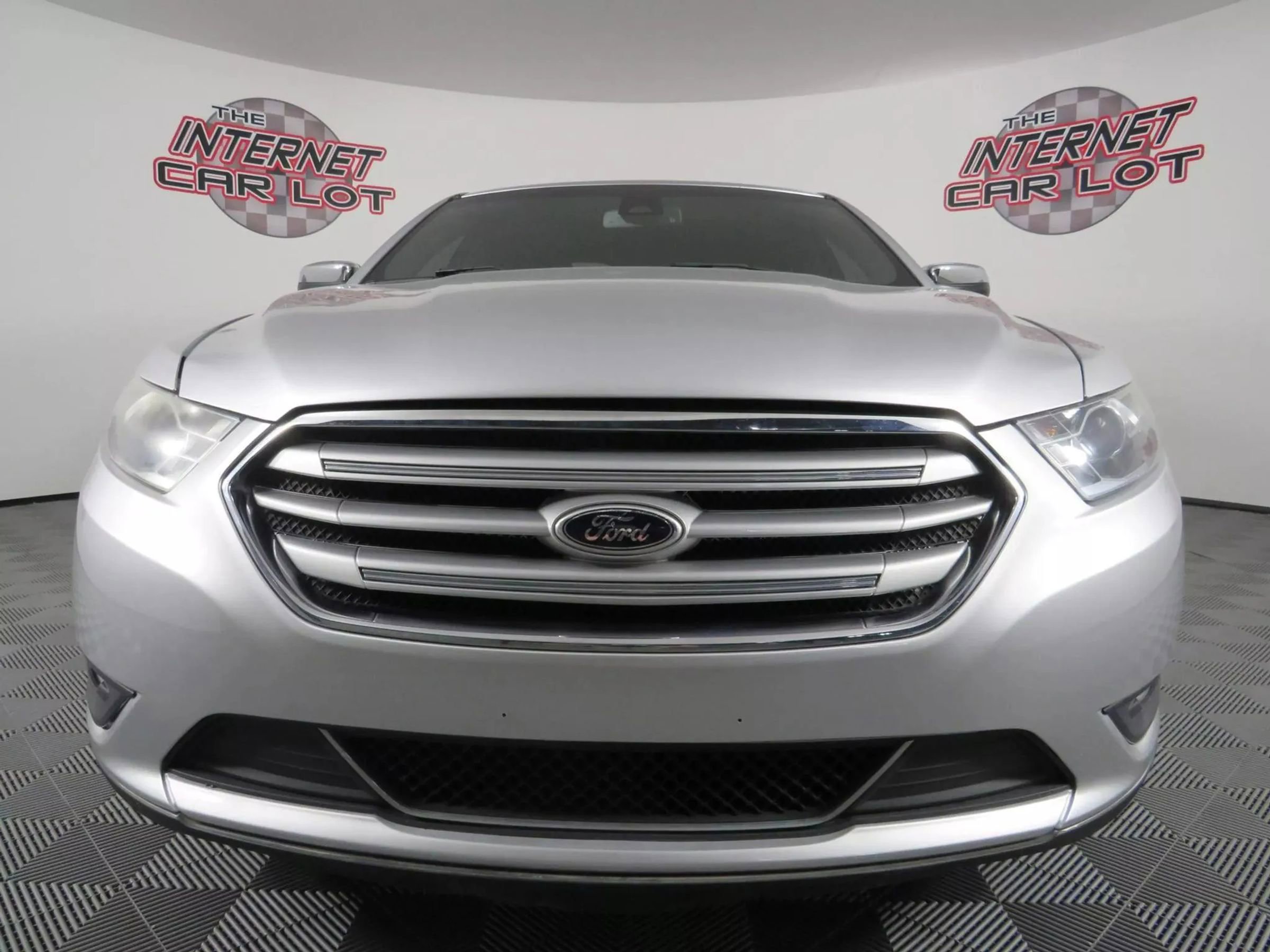 Used 2018 Ford Taurus Limited image 2