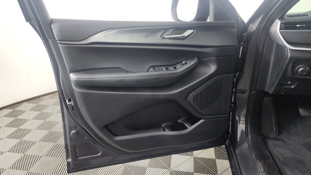 New 2025 Jeep Grand Cherokee Laredo w/ Luxury Tech Group I image 13