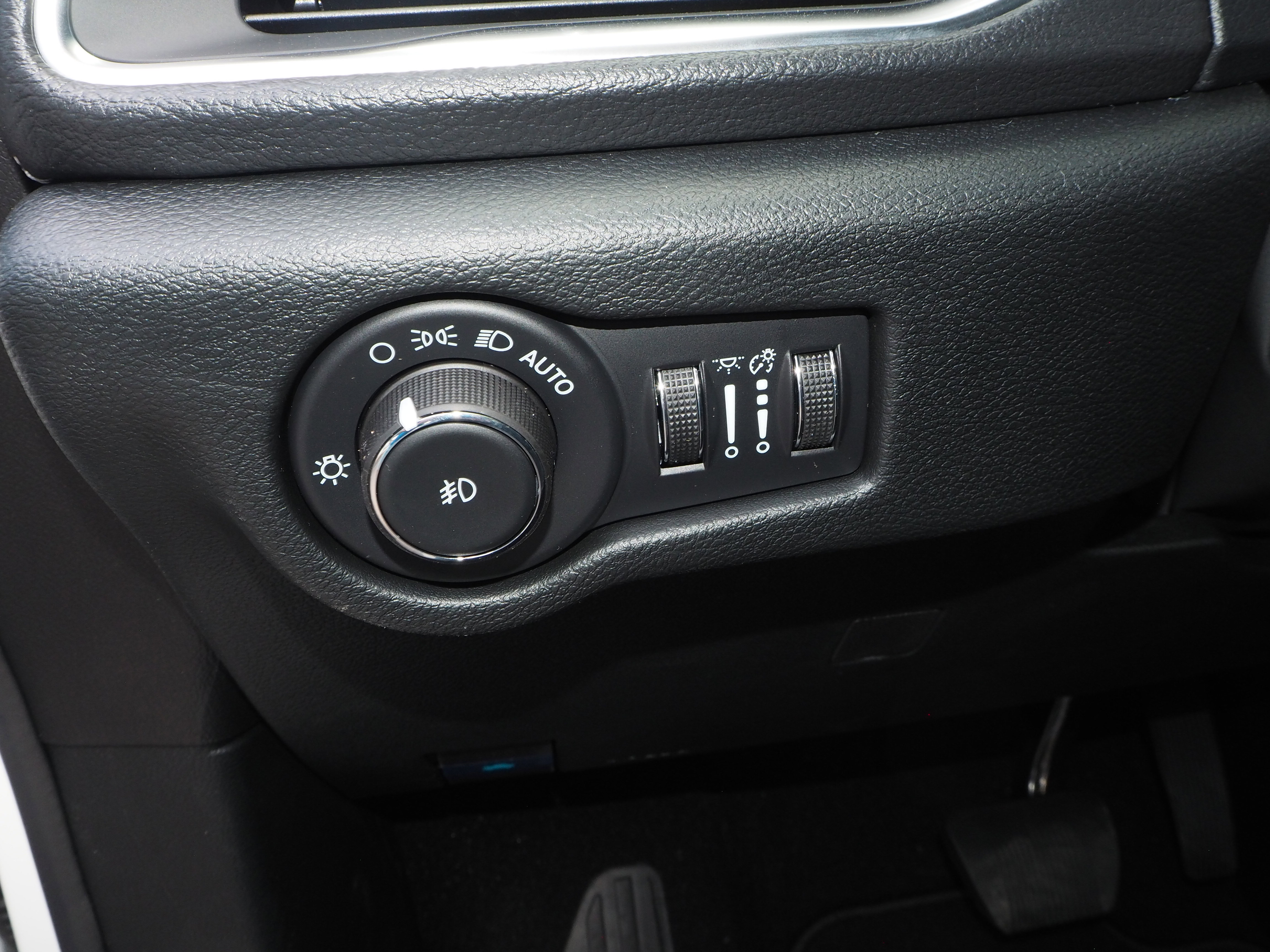 New 2026 Chrysler Pacifica Limited w/ Uconnect Theater Family Group FWD image 31