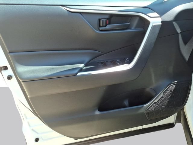 Used 2021 Toyota RAV4 LE AWD/4WD image 10