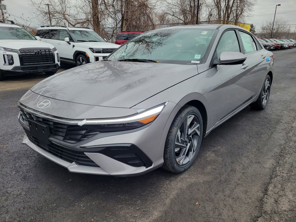 Used 2025 Hyundai Elantra Limited image 8