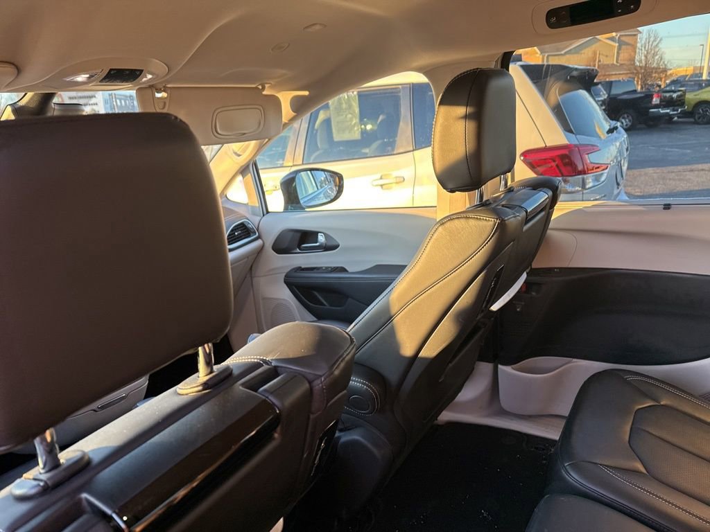 Used 2024 Chrysler Pacifica Touring-L w/ Uconnect Theater Family Group image 26