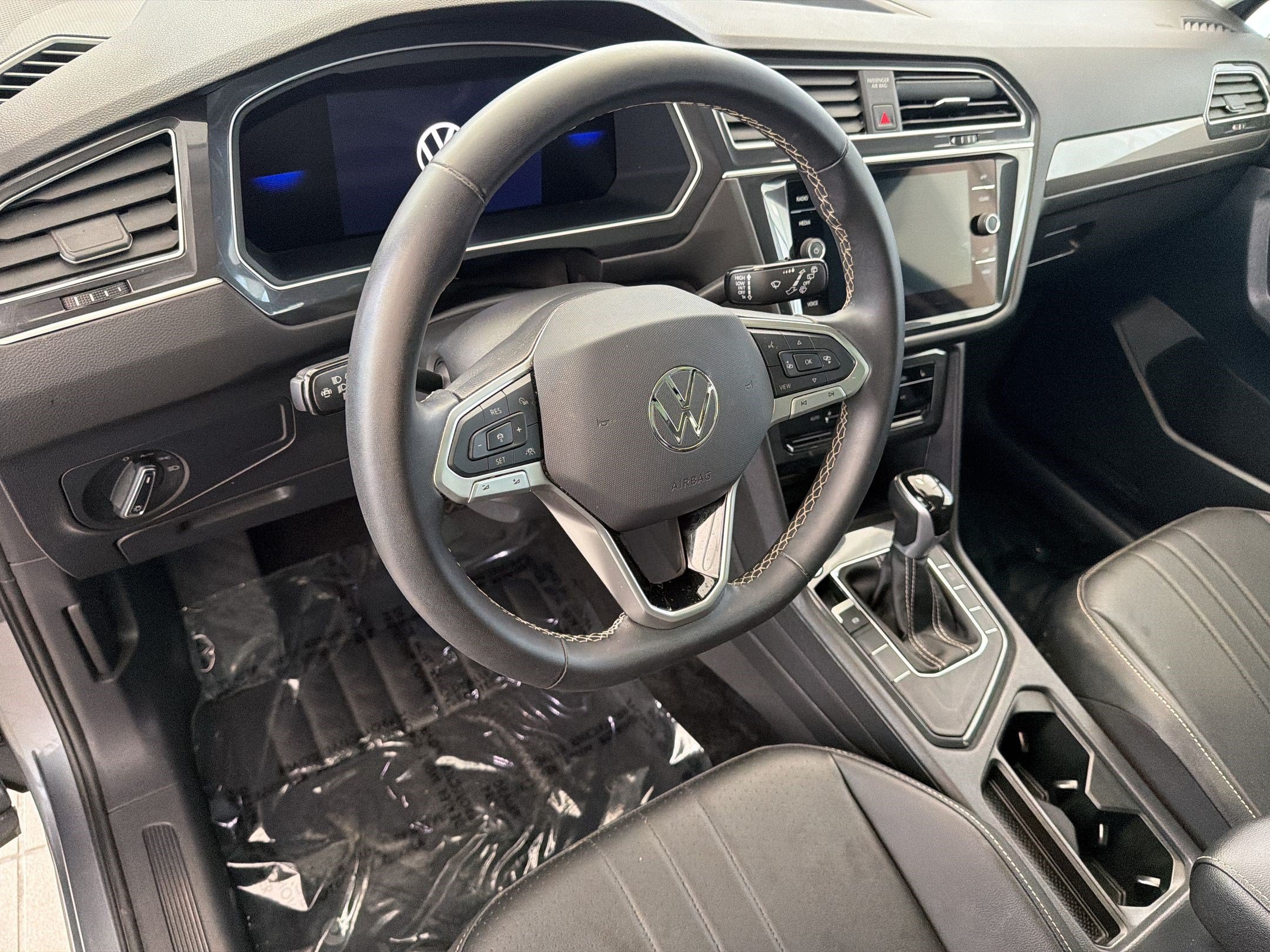Certified 2024 Volkswagen Tiguan SE w/ Panoramic Sunroof Package FWD image 4