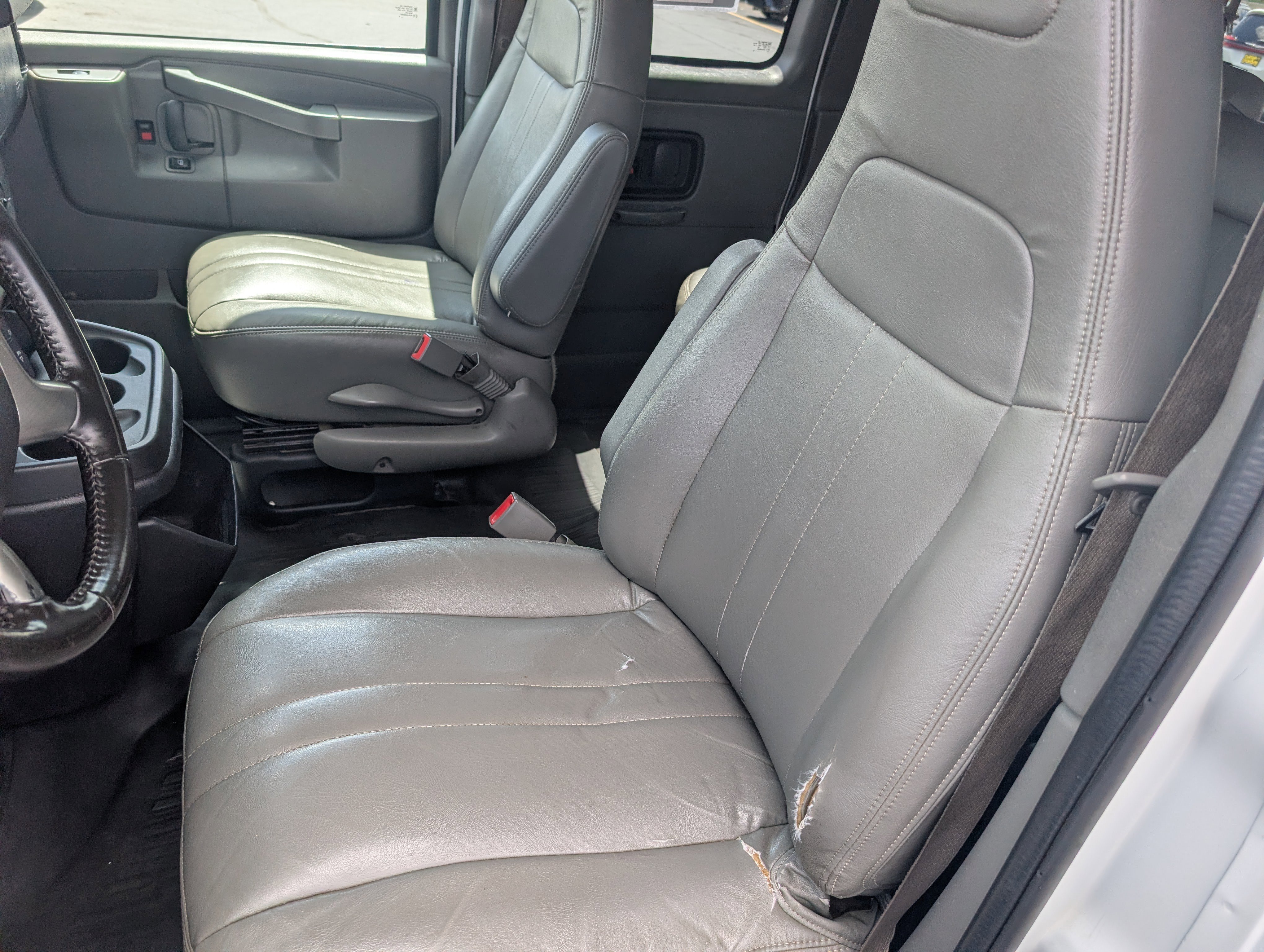 Used 2018 Chevrolet Express 3500 LS RWD image 9