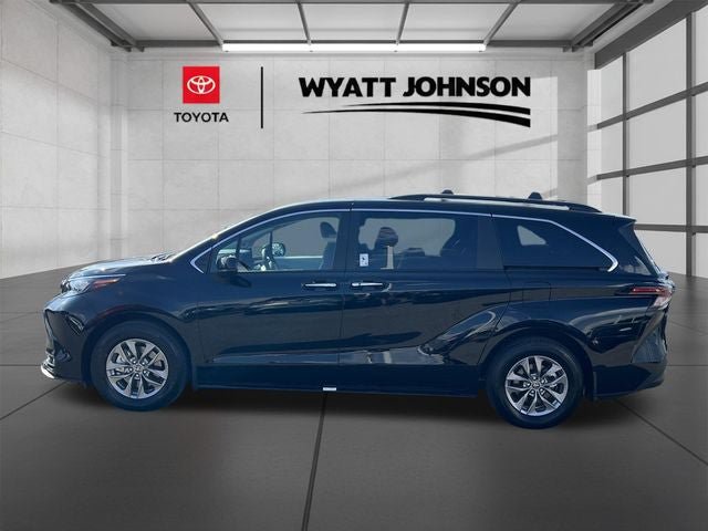 New 2026 Toyota Sienna XLE FWD image 2