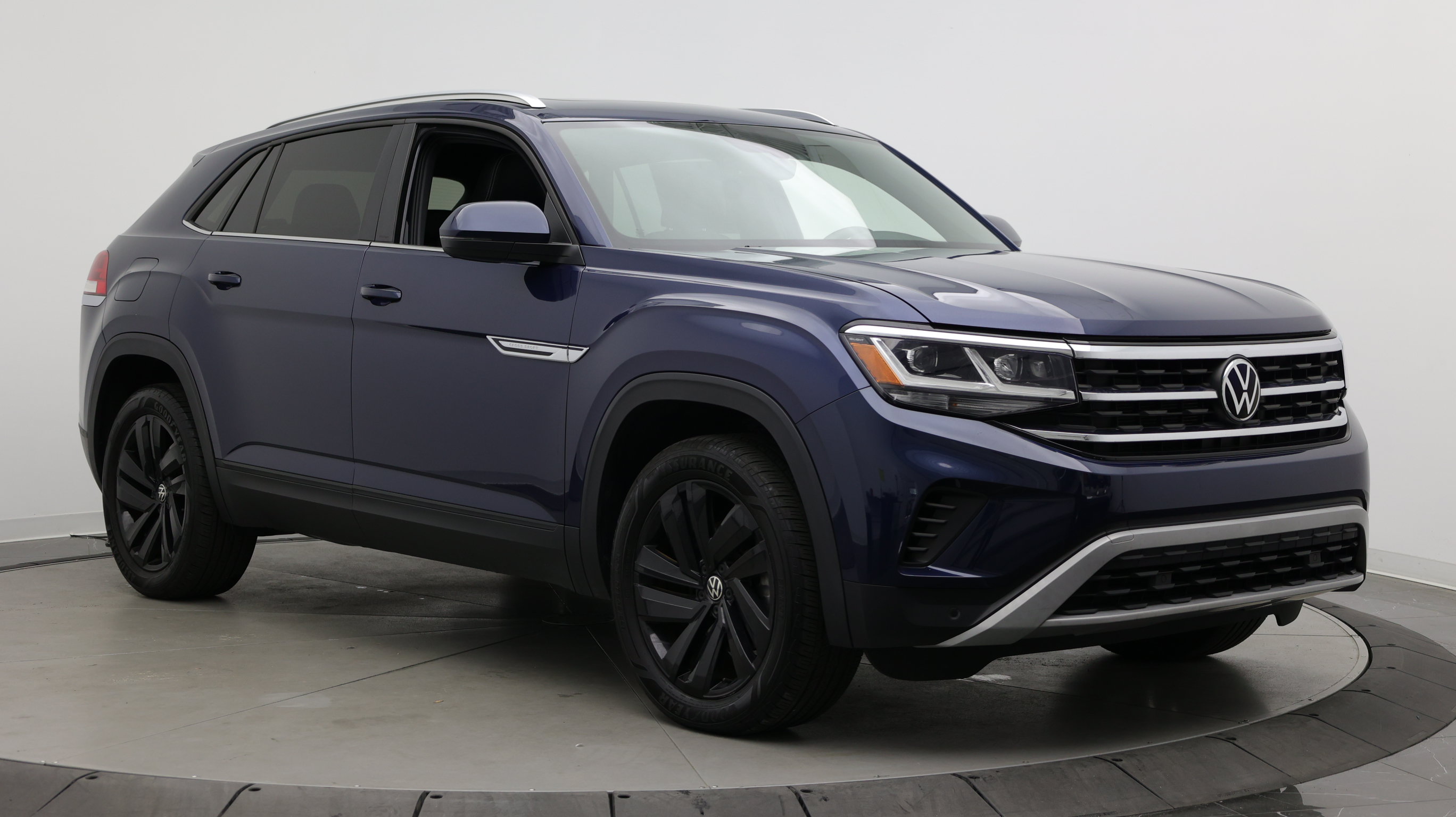 Used 2023 Volkswagen Atlas Cross Sport SE w/ Panoramic Sunroof Package FWD image 3