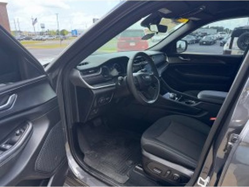 Used 2025 Jeep Grand Cherokee L Laredo AWD/4WD image 14