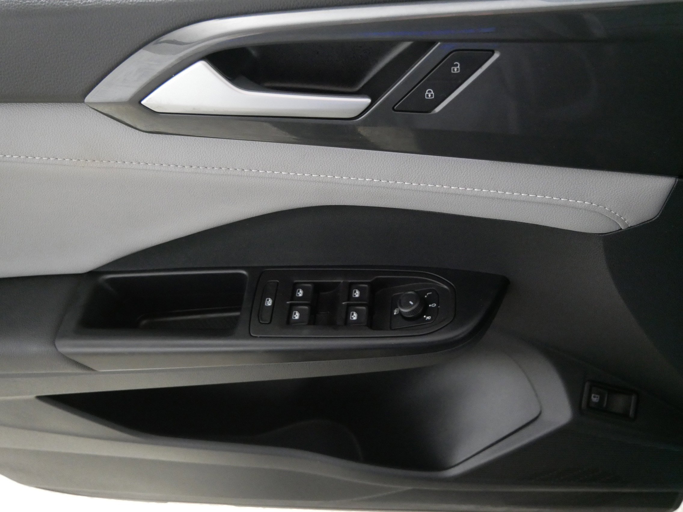 Used 2023 Volkswagen Taos SEL image 19