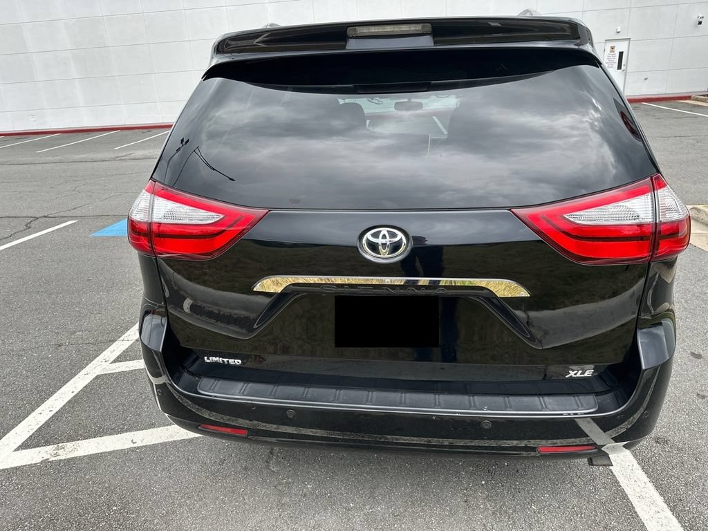 Used 2017 Toyota Sienna XLE w/ XLE Navigation Package FWD image 4