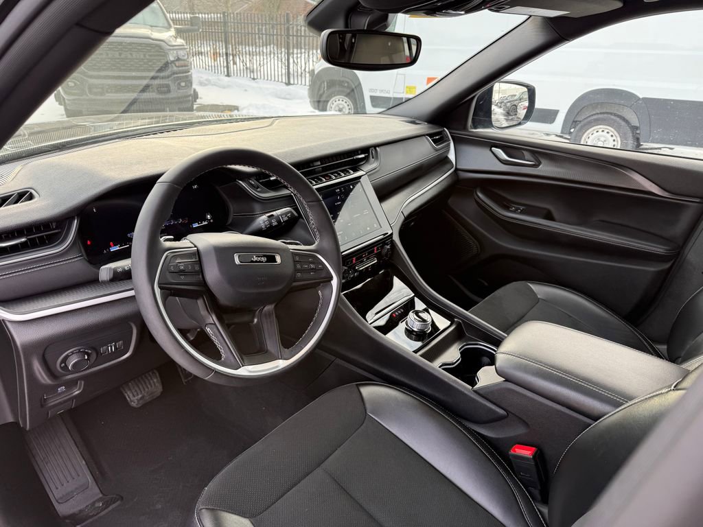 Used 2024 Jeep Grand Cherokee Altitude image 10