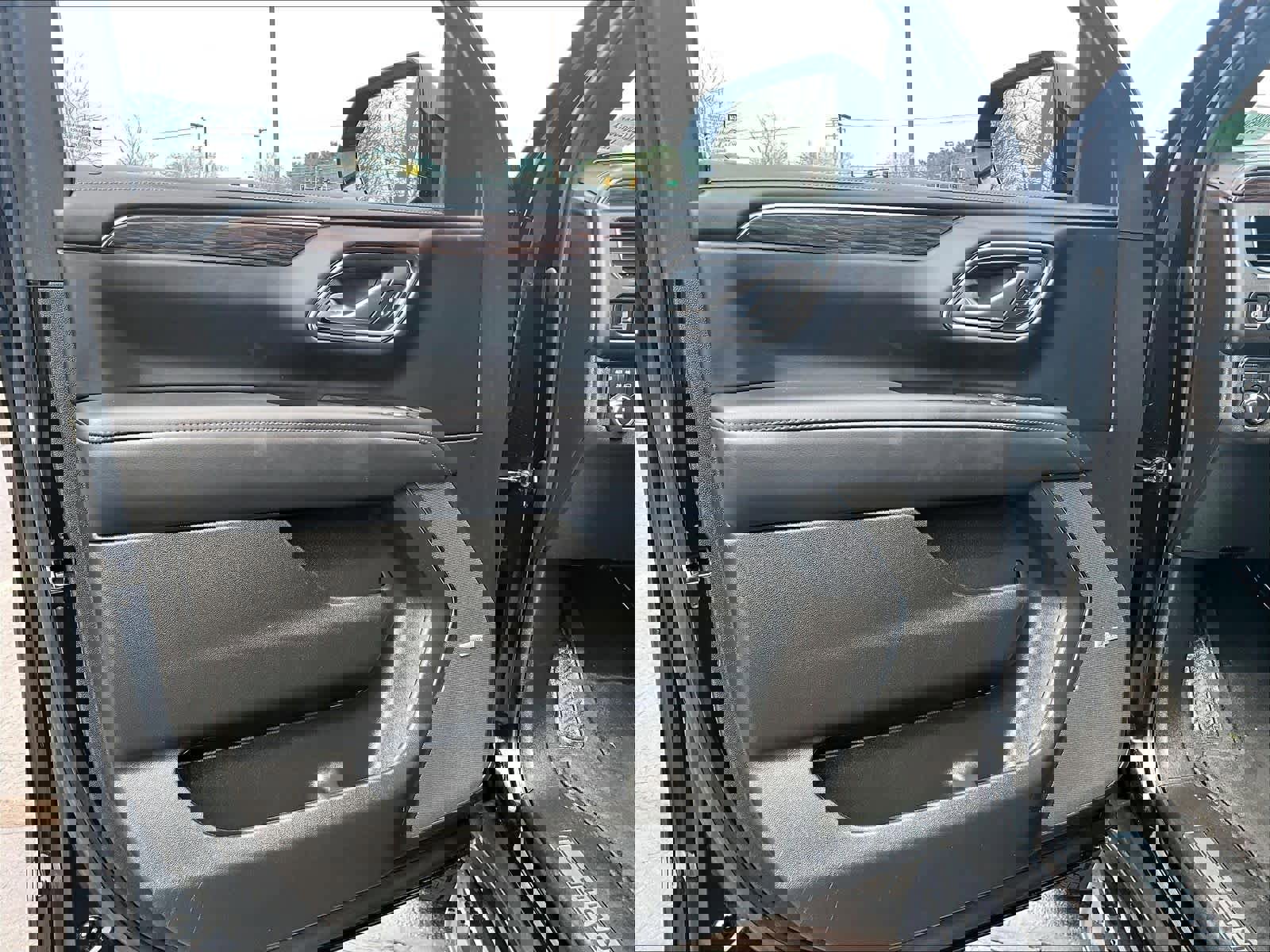 Used 2023 Chevrolet Tahoe LT w/ Luxury Package image 9