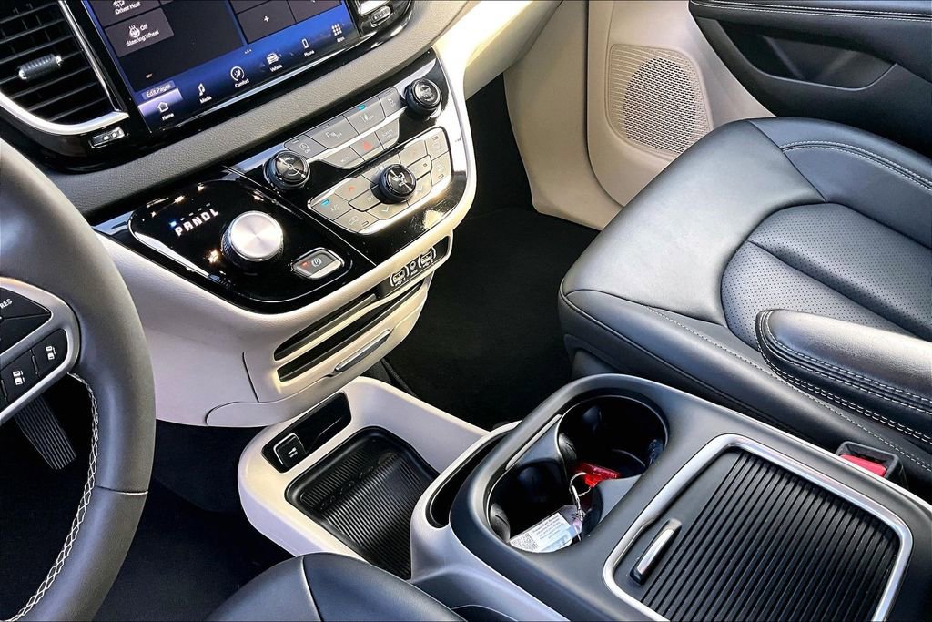 Used 2024 Chrysler Pacifica Touring-L image 18