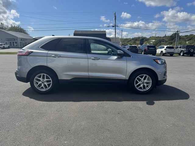 Used 2023 Ford Edge SEL image 4