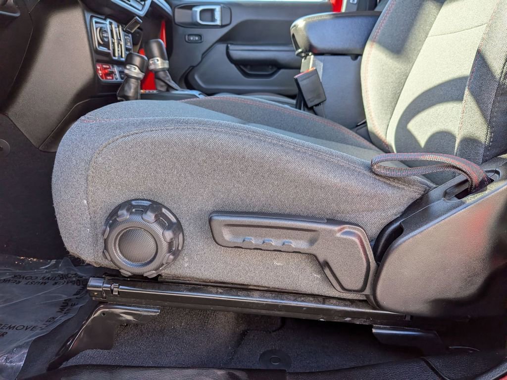 Used 2025 Jeep Wrangler Rubicon w/ Convenience Group image 16