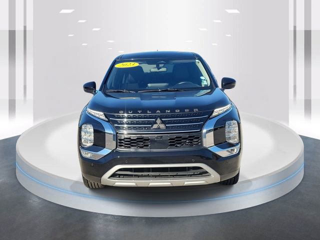 Used 2023 Mitsubishi Outlander SE image 2