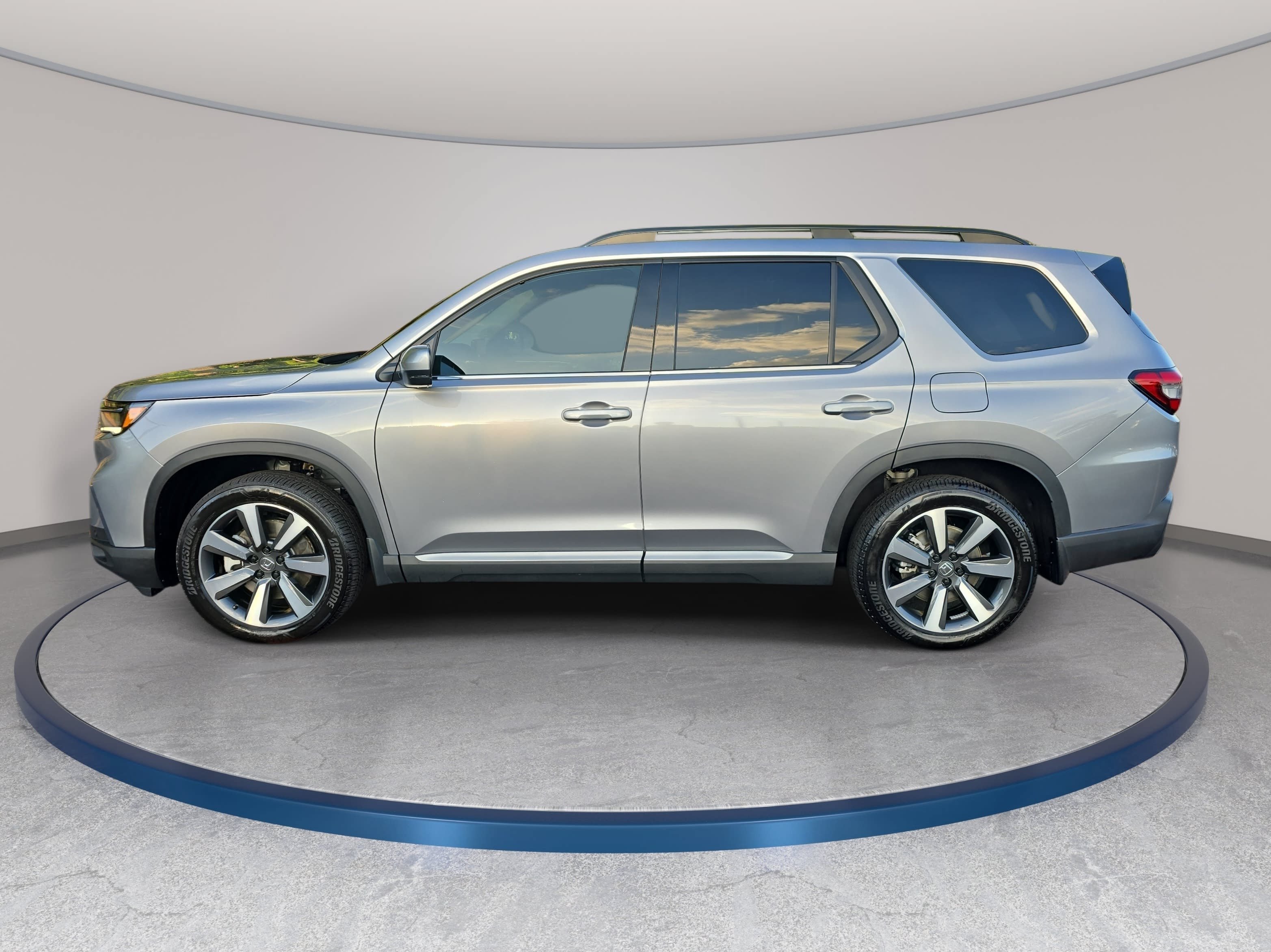 Used 2025 Honda Pilot Touring image 8