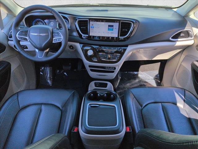 Used 2024 Chrysler Pacifica Touring-L image 17