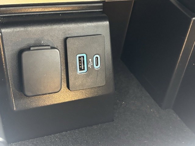 Used 2022 Ford Explorer XLT w/ Equipment Group 202A image 31