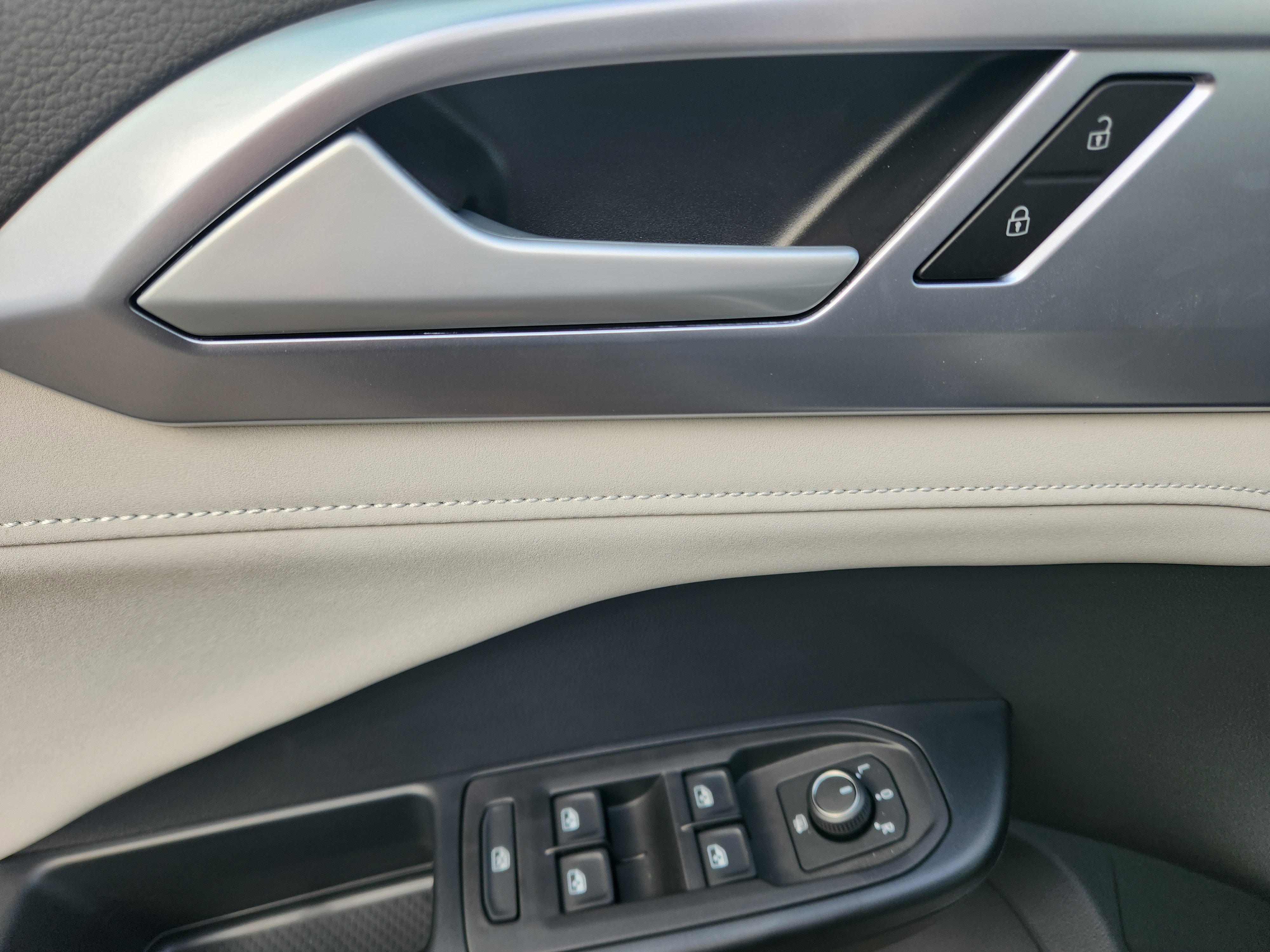 Used 2025 Volkswagen Taos SE image 16