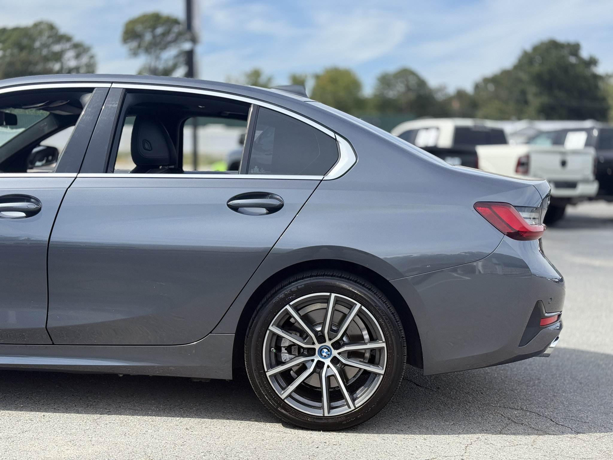 Used 2022 BMW 330e xDrive w/ Driving Assistance Package AWD/4WD image 23