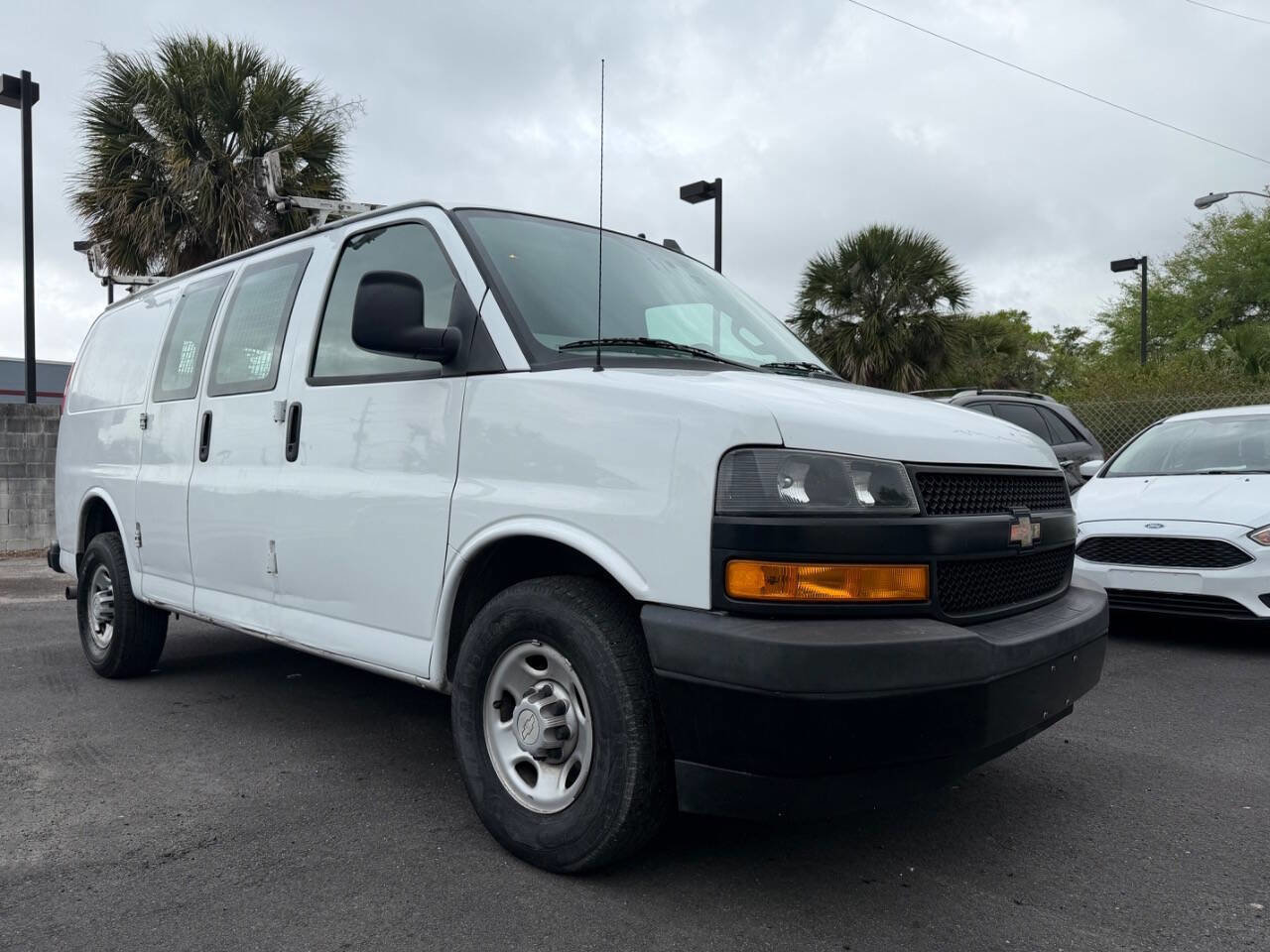 Used 2018 Chevrolet Express 2500 w/ Driver Convenience Package RWD image 3