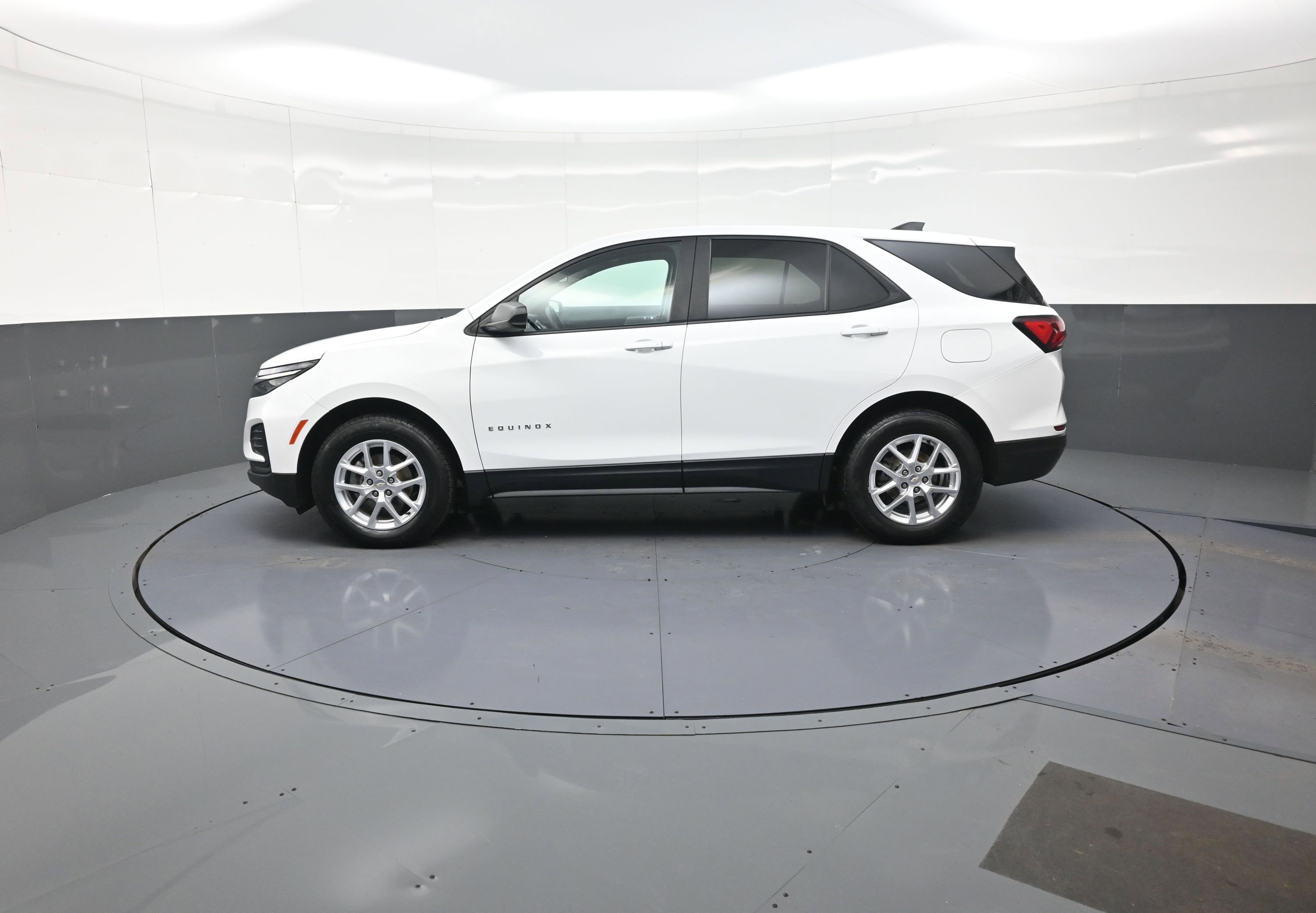 Used 2022 Chevrolet Equinox LS w/ LS Convenience Package image 6