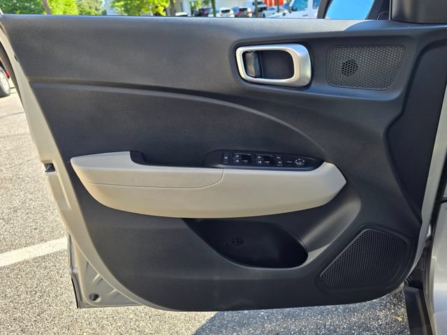 Used 2025 Hyundai Venue SEL FWD image 7