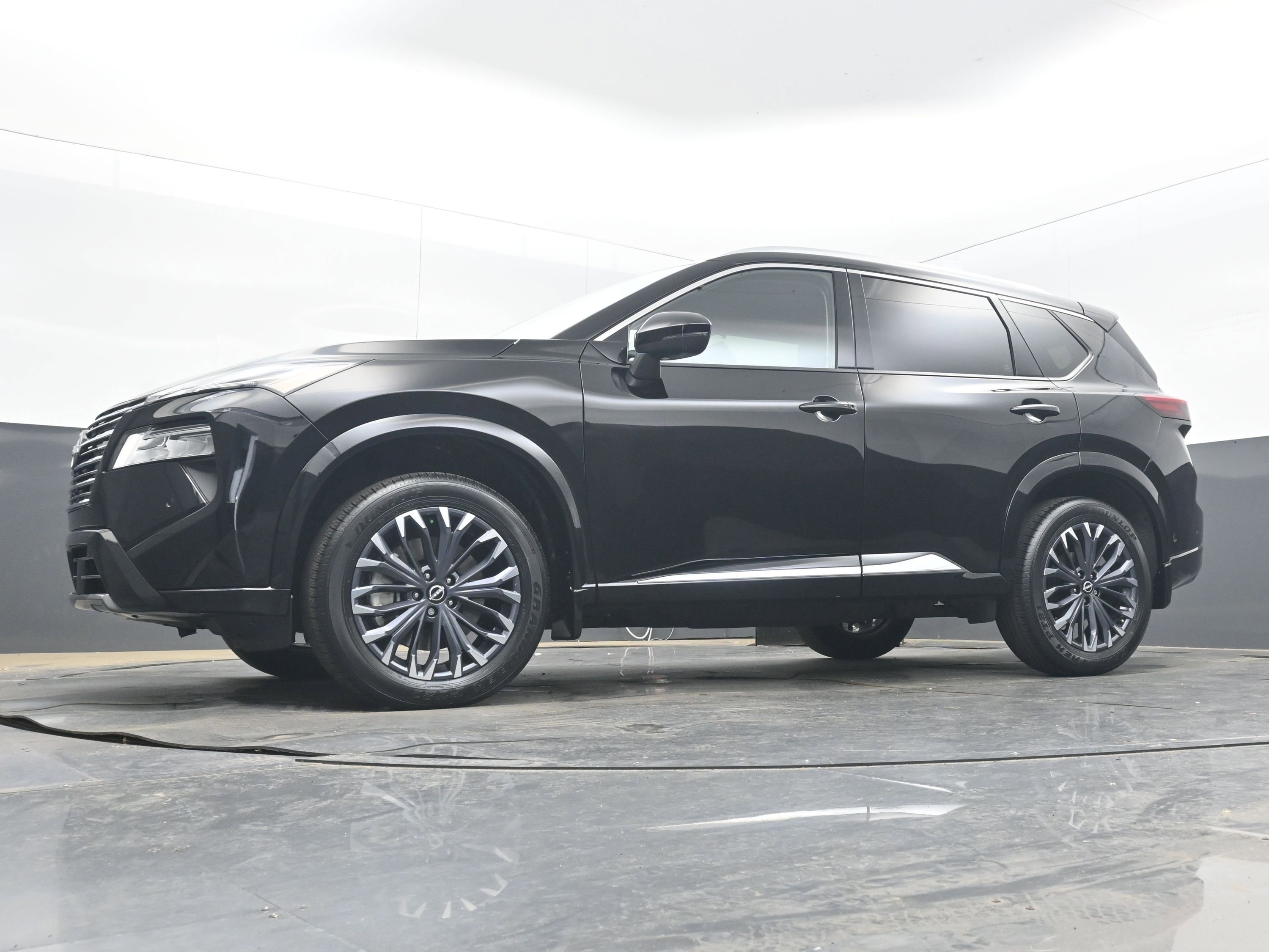 Certified 2025 Nissan Rogue Platinum w/ Tech Package image 25