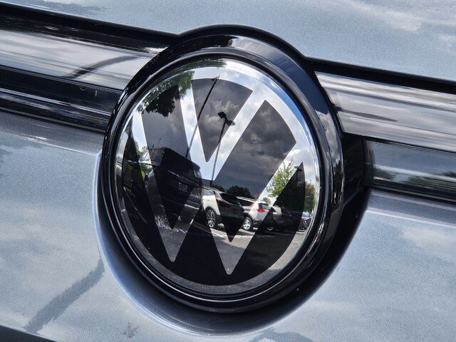 Used 2025 Volkswagen Tiguan SE AWD/4WD image 34