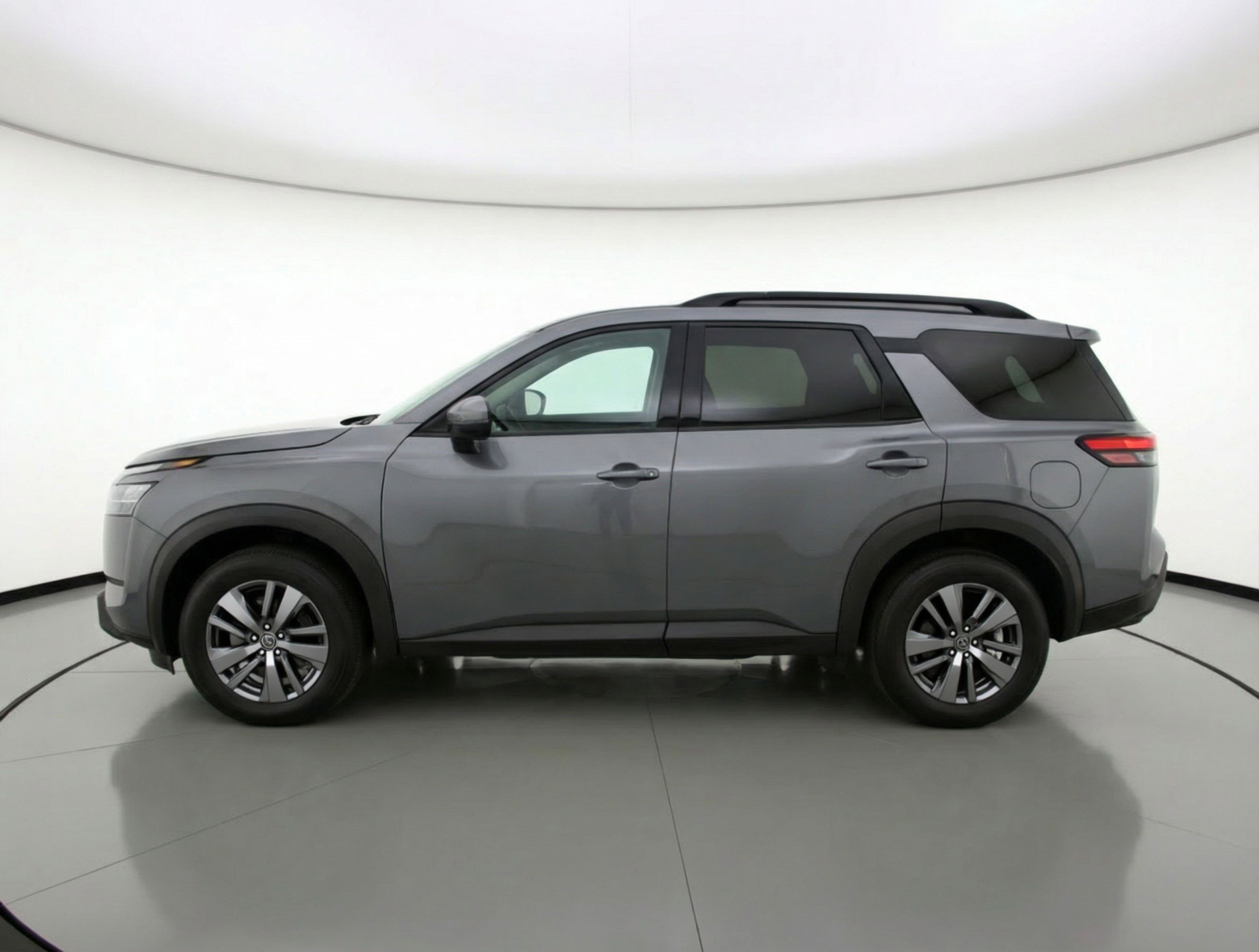 Used 2025 Nissan Pathfinder SV image 5