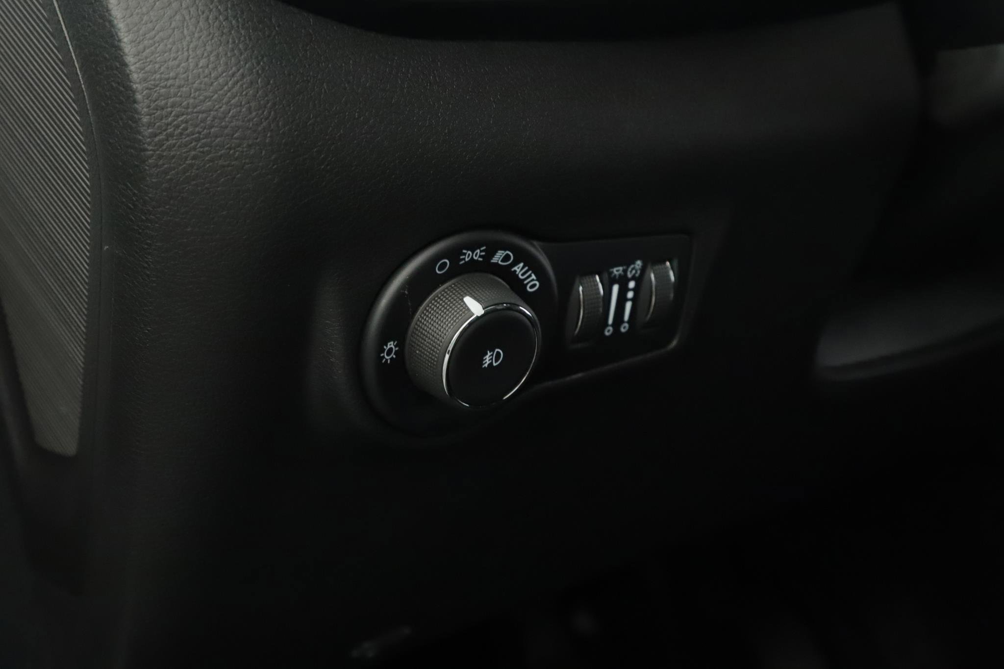 Used 2024 Jeep Compass Latitude w/ Sun and Sound Group AWD/4WD image 9