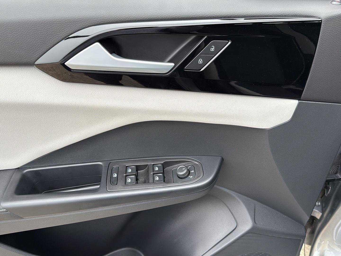 Certified 2025 Volkswagen Taos S w/ Taos MDO Package image 11