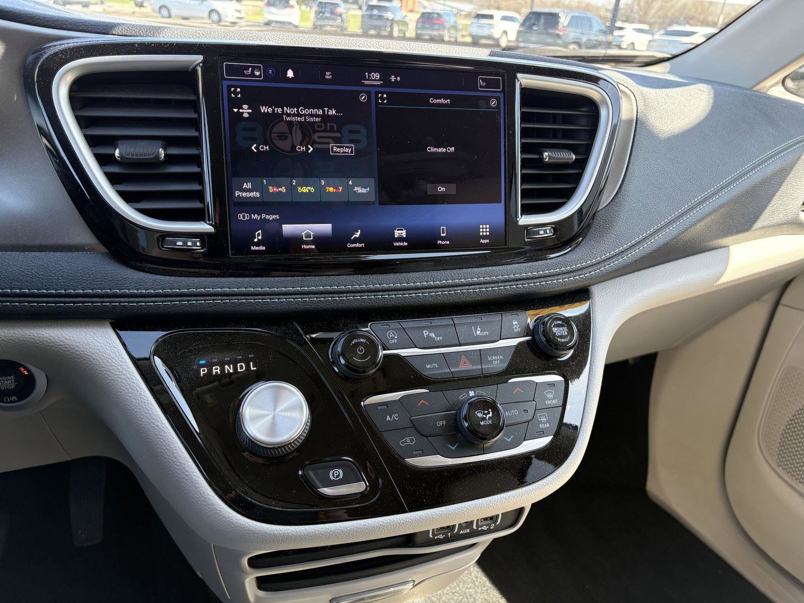 Used 2021 Chrysler Pacifica Touring-L image 17