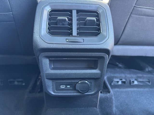 Used 2024 Volkswagen Tiguan SE image 32