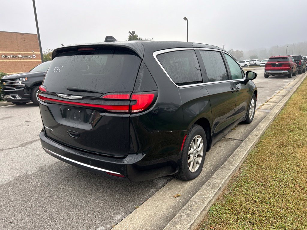 Used 2024 Chrysler Pacifica Touring-L FWD image 3