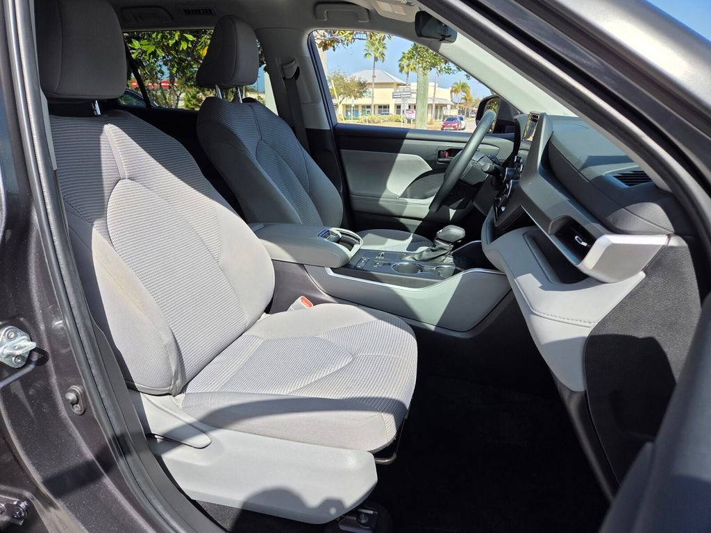 Used 2022 Toyota Highlander LE image 21
