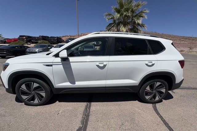 Used 2024 Volkswagen Taos SE AWD/4WD image 2