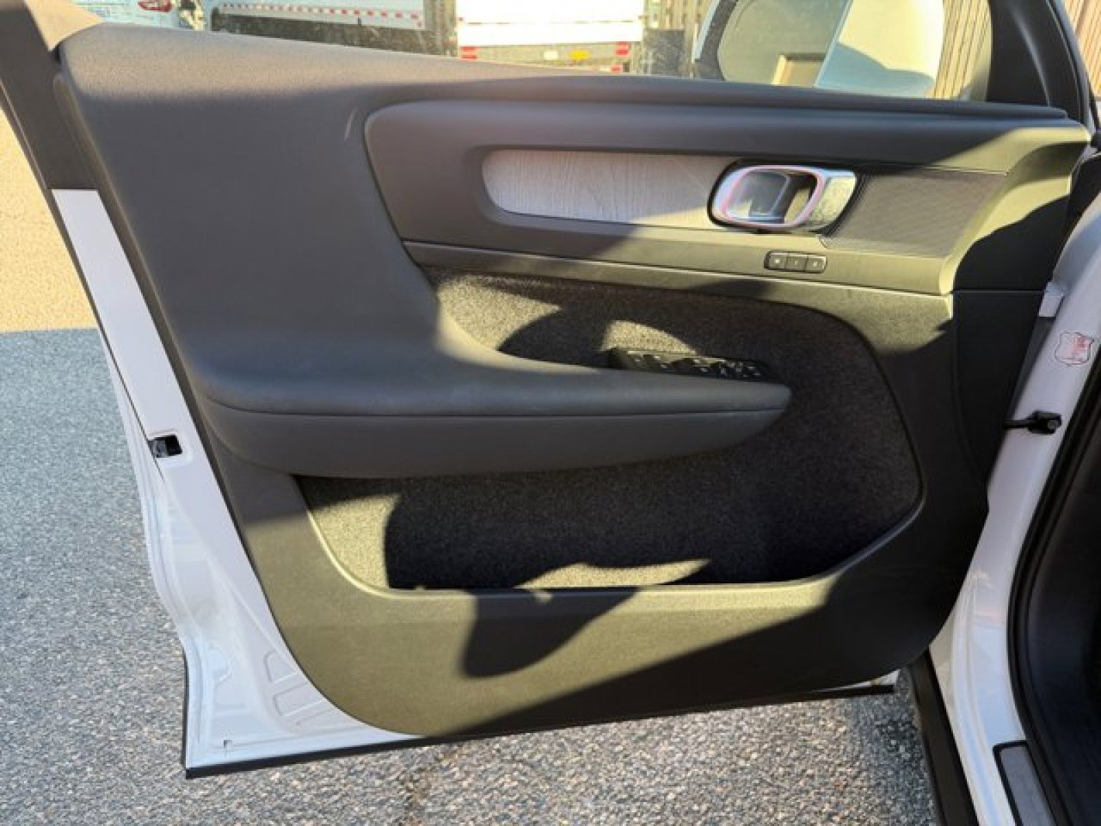 Used 2025 Volvo XC40 B5 Plus image 21