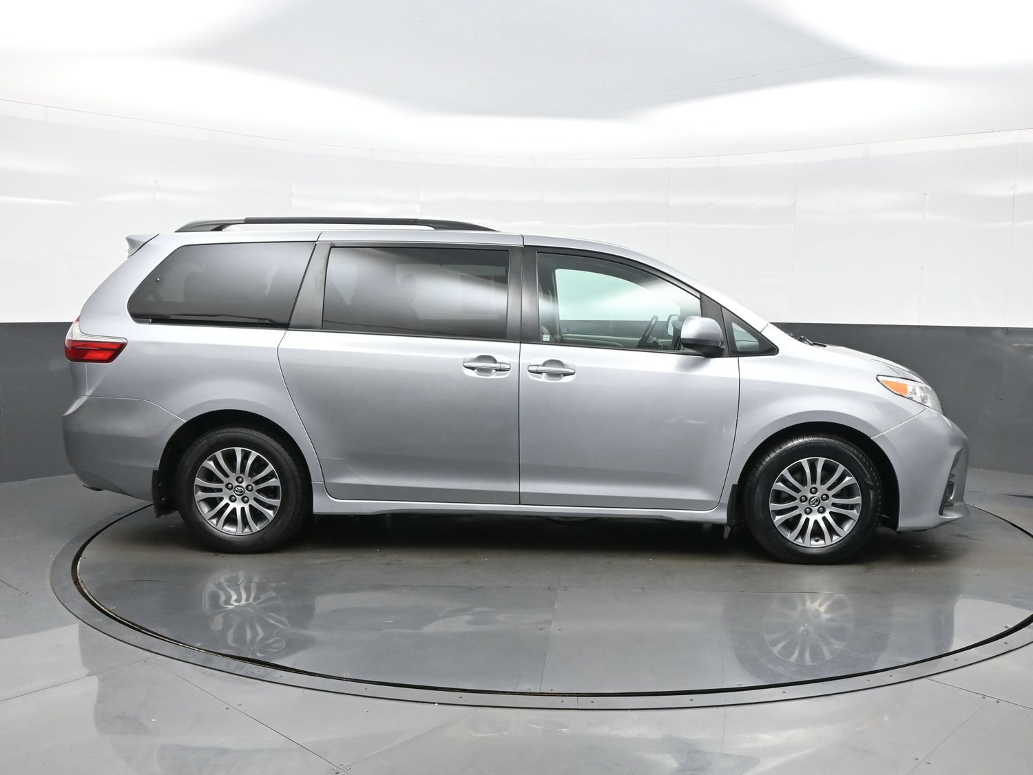 Used 2018 Toyota Sienna XLE FWD image 7