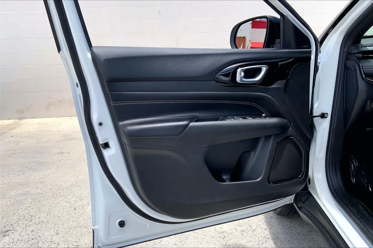 Used 2022 Jeep Compass Latitude FWD image 27