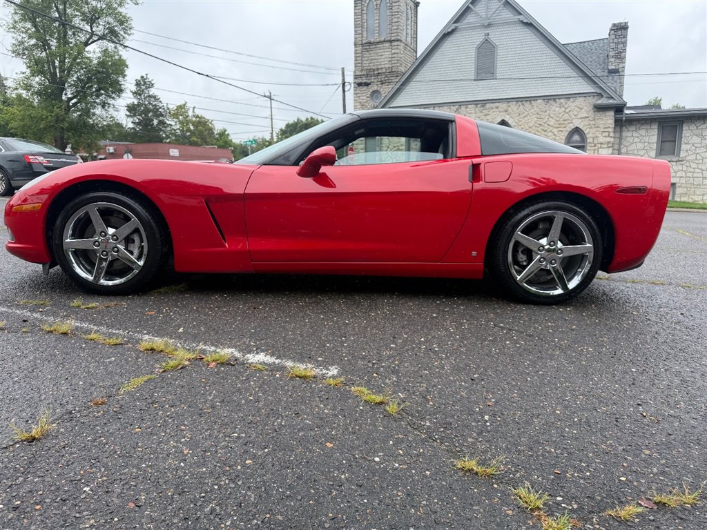 Used 2007 Chevrolet Corvette Coupe w/ Preferred Equipment Group RWD image 2