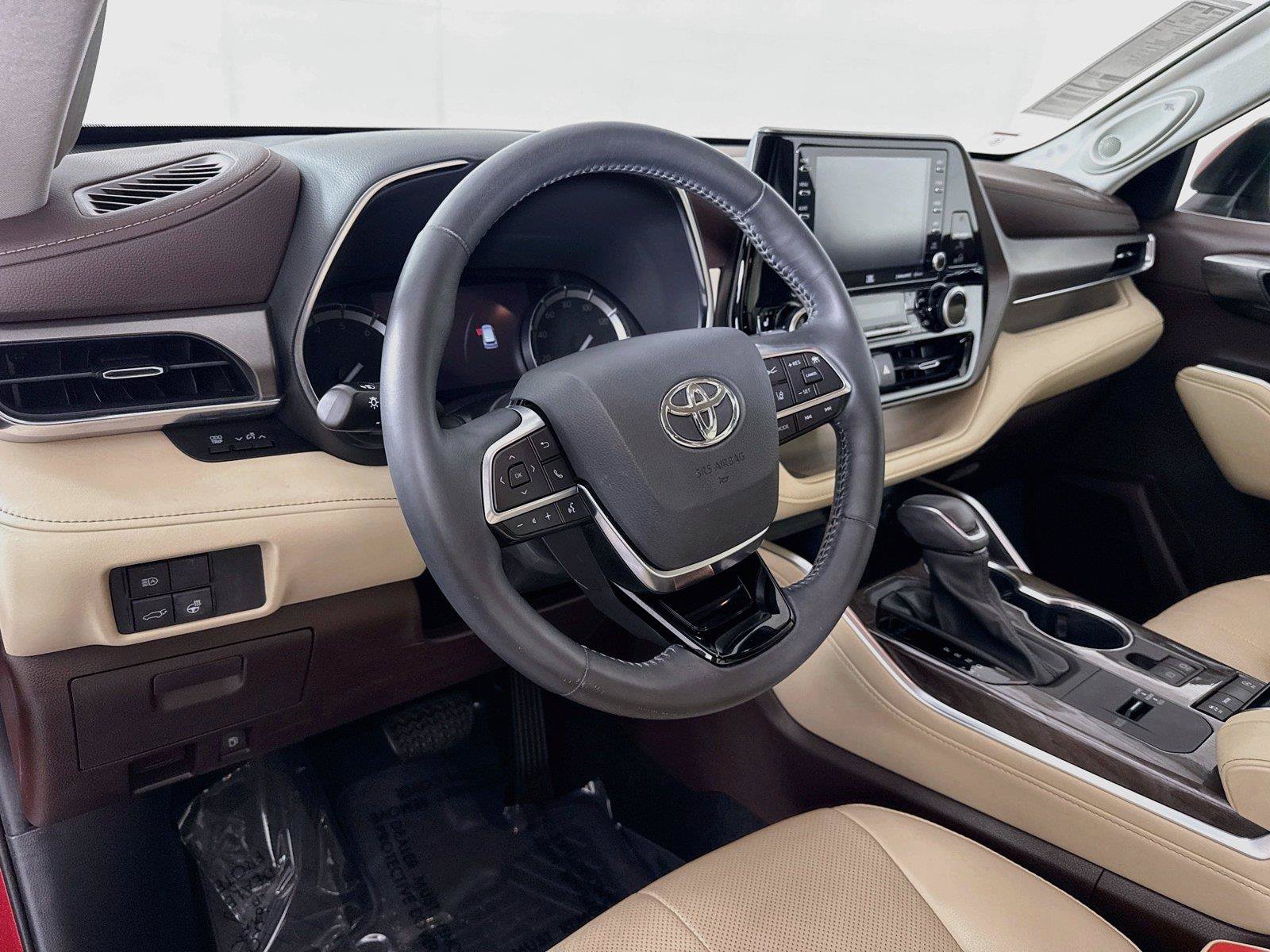 Certified 2021 Toyota Highlander Limited FWD image 4