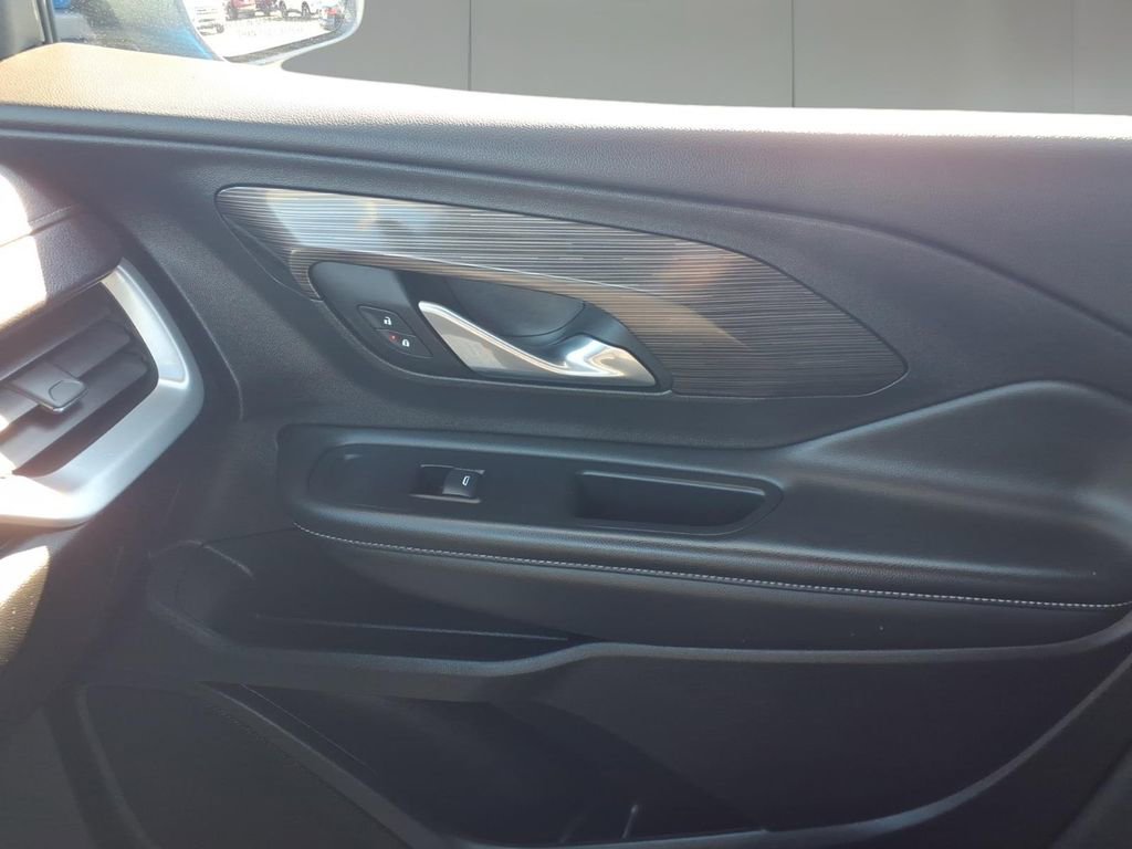 Used 2024 GMC Terrain SLE image 24