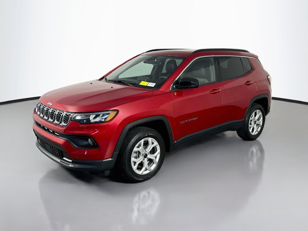 Used 2025 Jeep Compass Latitude w/ Sun & Sound Group AWD/4WD image 3