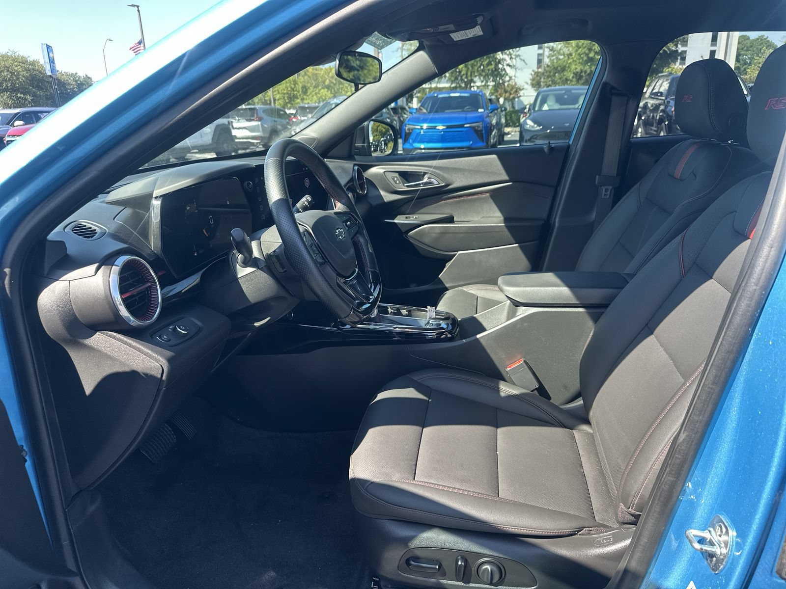 Used 2025 Chevrolet Trax RS w/ Sunroof Package FWD image 16