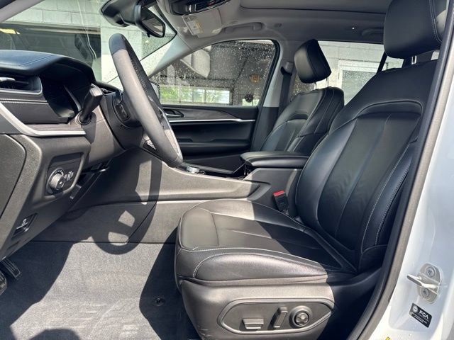 Used 2023 Jeep Grand Cherokee Limited w/ Black Appearance Package AWD/4WD image 11